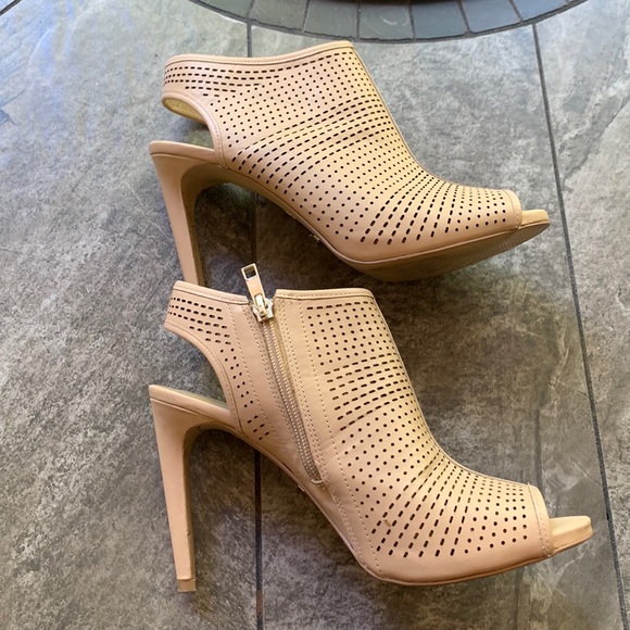 Ann Taylor 4” tan sandal heels size 8 - Picture 9 of 13